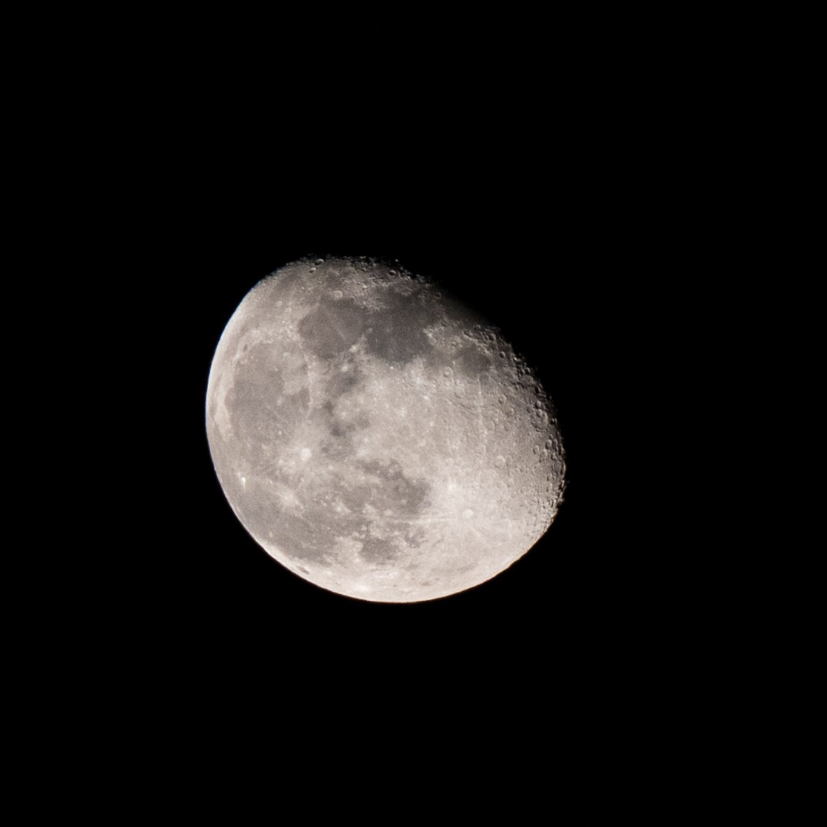 Dag 4 vanaf volle maan. De maan vanavond 22 februari. Gisteren is het me niet gelukt, maar vandaag liet de maan zich weer zien. tijdstip opname 23.22 uur. Maanopkomst 22.02 uur Maanondergang 09.21 uur (Maan 4)